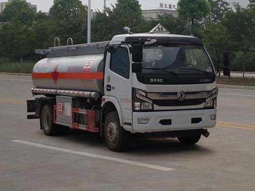 東風(fēng)多利卡D7國(guó)六8.5方運(yùn)油車圖片