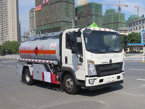 重汽豪沃輕卡國(guó)六6.2方運(yùn)油車圖片